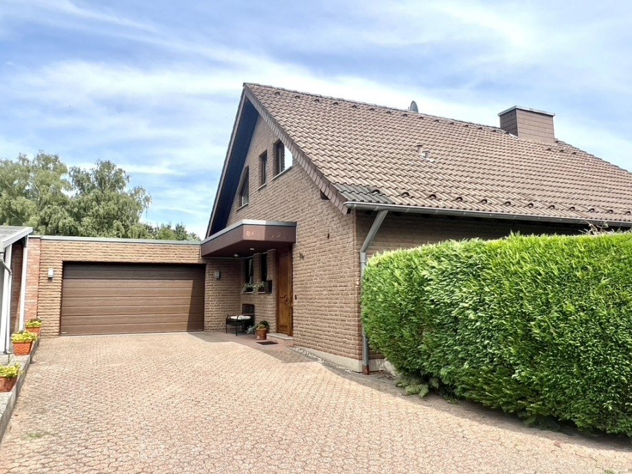 Frontansicht.jpeg Zweifamilienhaus Bergheim