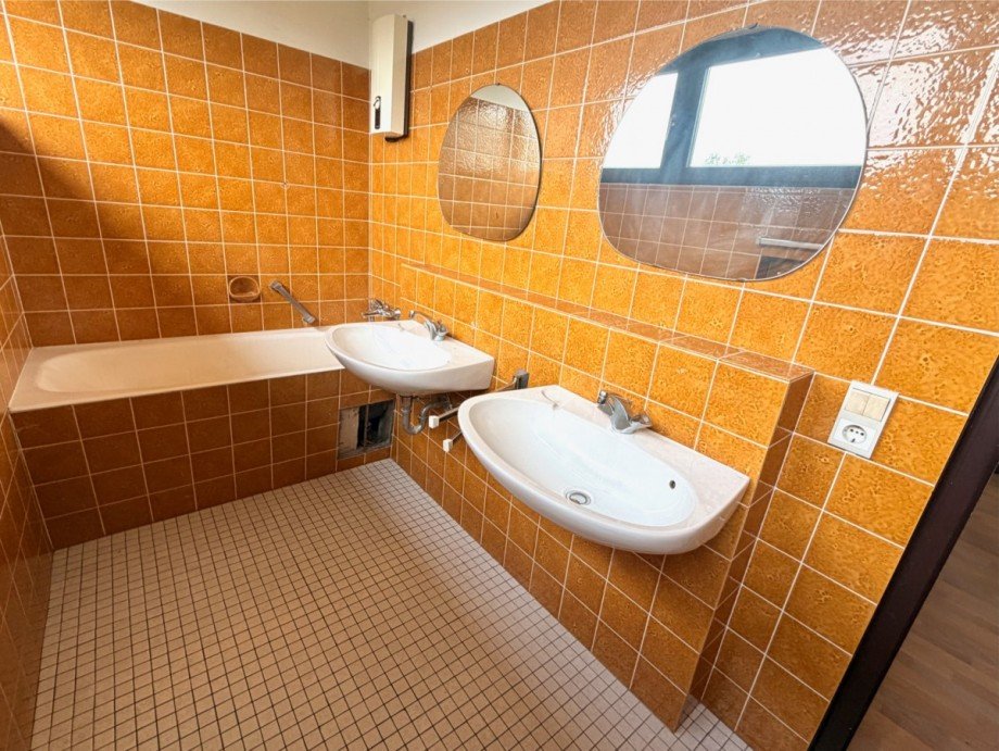 8.1 Wannenbad OG.jpeg Reiheneckhaus Erftstadt